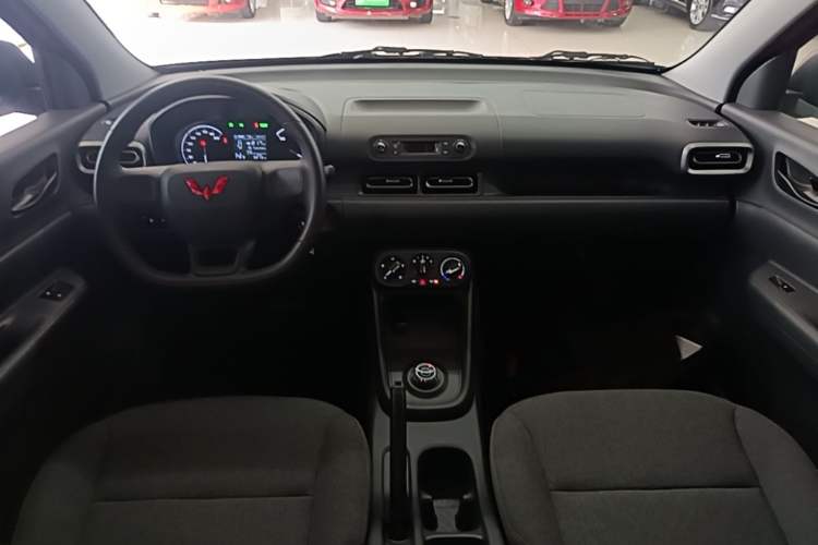Used Wuling Hongguang New Energy 2024 All-Electric Model 300KM Practical Version Center Console