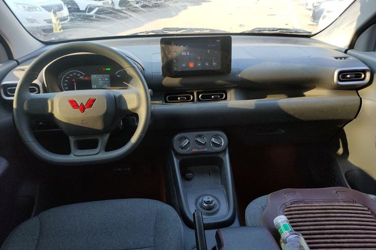 Used Wuling Hongguang New Energy 2024 All-Electric Model 300KM Standard Version Center Console