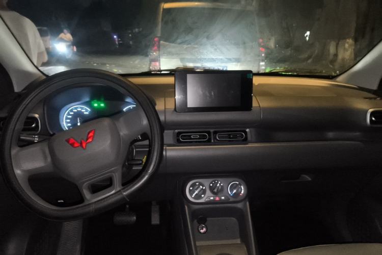 Used Wuling Hongguang New Energy 2024 All-Electric Model 300KM Practical Version Center Console