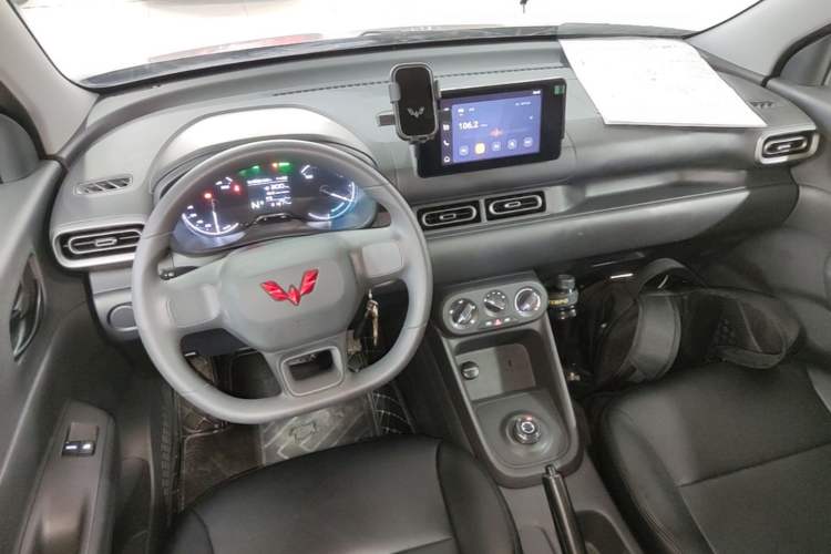 Used Wuling Hongguang New Energy 2024 All-Electric Model 300KM Standard Version Center Console
