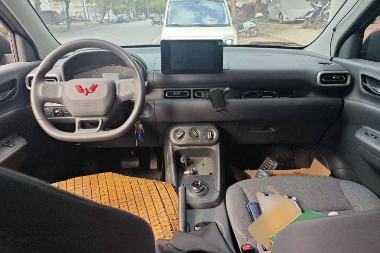Used Wuling Hongguang New Energy 2024 All-Electric Model 300KM Standard Version Center Console