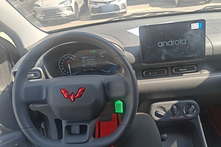 Used Wuling Hongguang New Energy 2024 All-Electric Model 300KM Standard Version Center Console
