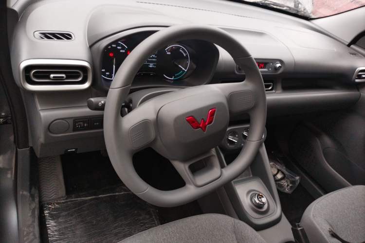 Used Wuling Hongguang New Energy 2024 All-Electric Model 300KM Practical Version Center Console