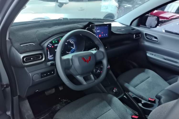 Used Wuling Hongguang New Energy 2024 All-Electric Model 300KM Standard Version Center Console