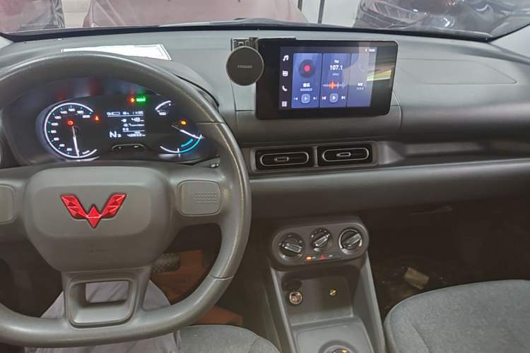 Used Wuling Hongguang New Energy 2024 All-Electric Model 300KM Standard Version Center Console
