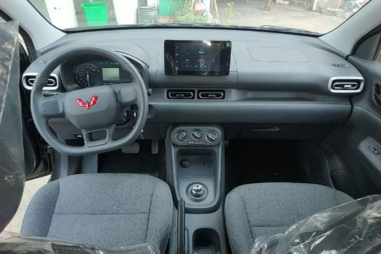 Used Wuling Hongguang New Energy 2024 All-Electric Model 300KM Standard Version Center Console