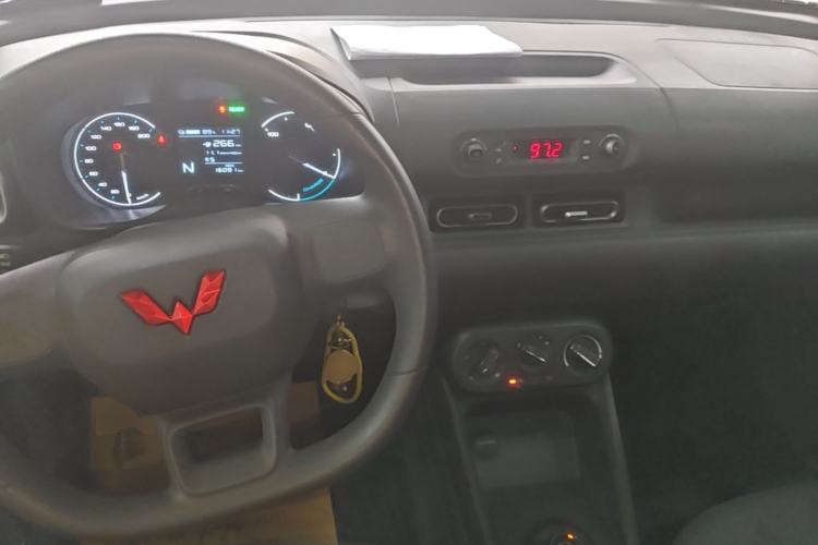 Used Wuling Hongguang New Energy 2024 All-Electric Model 300KM Practical Version Center Console