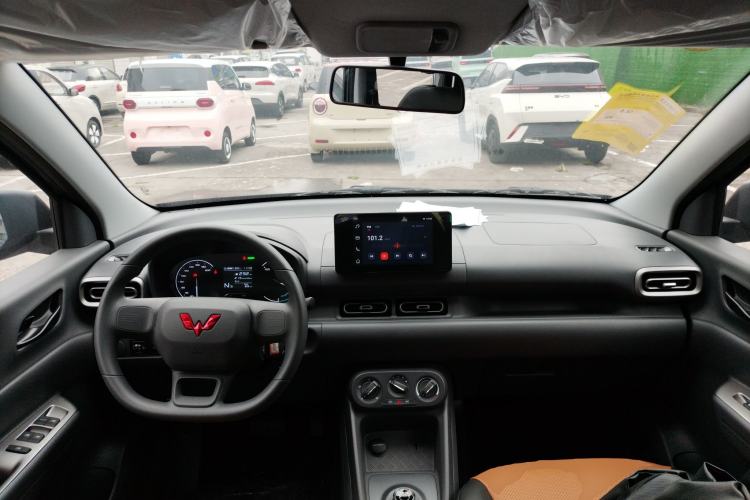 Used Wuling Hongguang New Energy 2024 All-Electric Model 300KM Standard Version Center Console