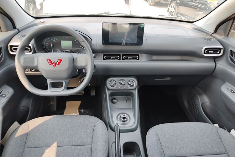 Used Wuling Hongguang New Energy 2024 All-Electric Model 300KM Standard Version Center Console