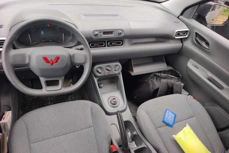 Used Wuling Hongguang New Energy 2024 All-Electric Model 300KM Practical Version Center Console