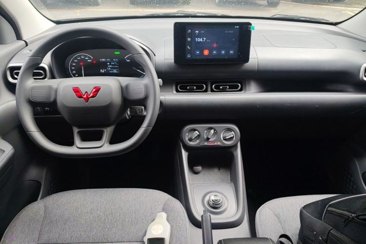 Used Wuling Hongguang New Energy 2024 All-Electric Model 300KM Standard Version Center Console