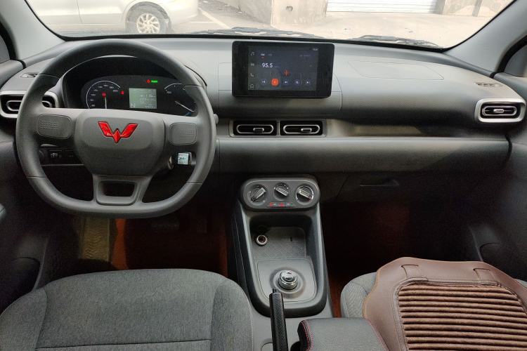 Used Wuling Hongguang New Energy 2024 All-Electric Model 300KM Standard Version Center Console