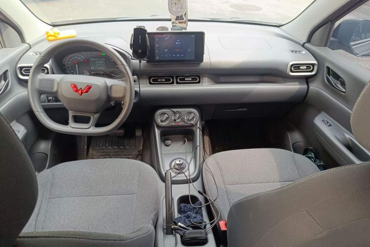 Used Wuling Hongguang New Energy 2024 All-Electric Model 300KM Standard Version Center Console