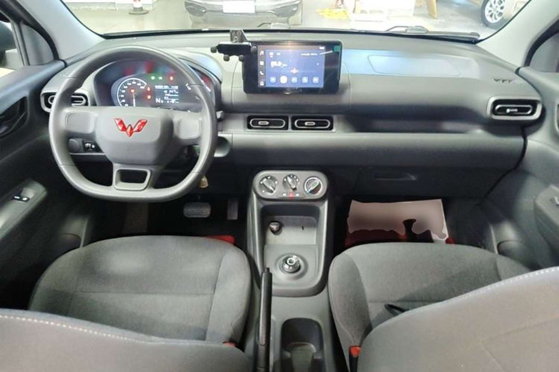 Used Wuling Hongguang New Energy 2024 All-Electric Model 300KM Standard Version Center Console