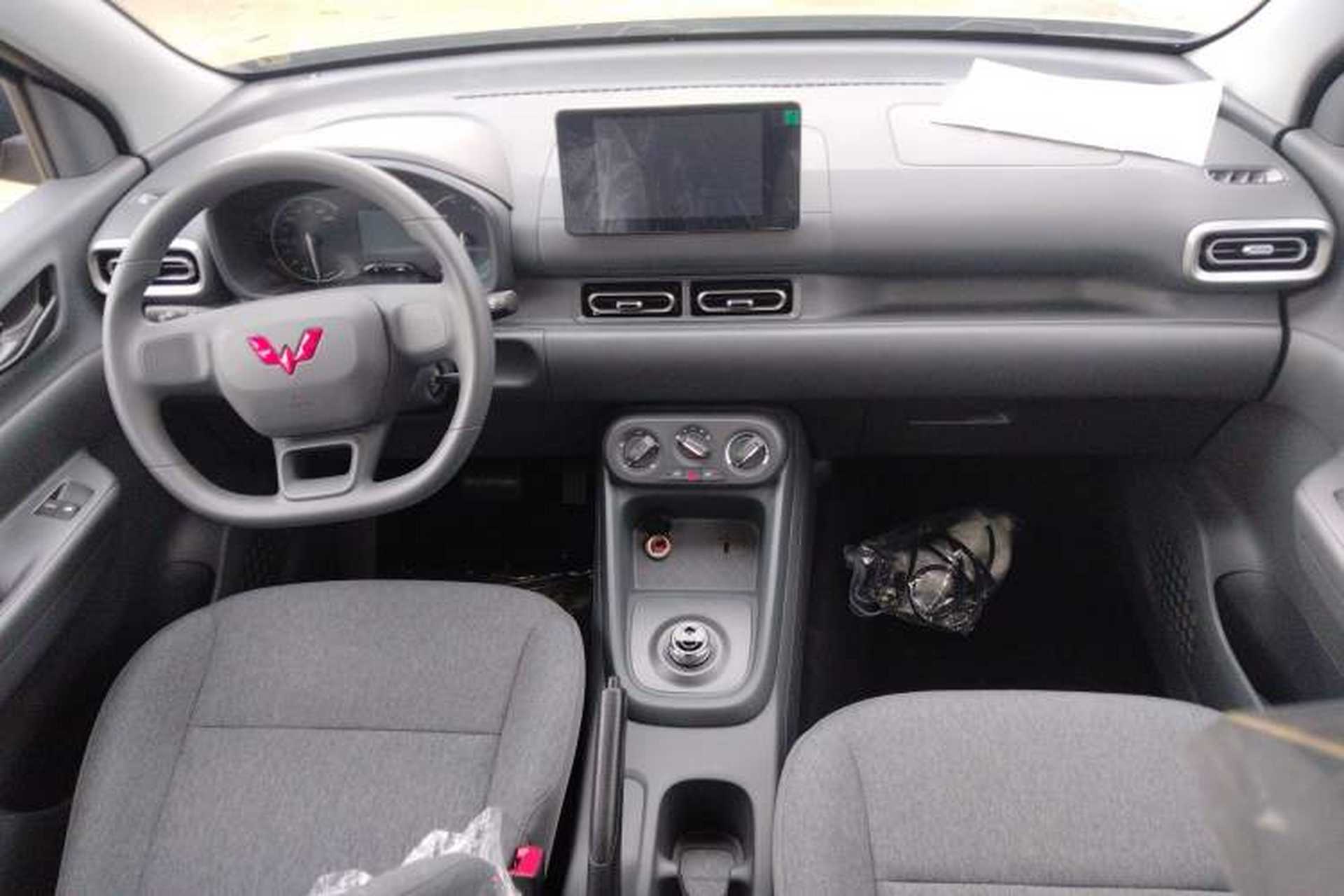 Used Wuling Hongguang New Energy 2024 All-Electric Model 300KM Standard Version Center Console