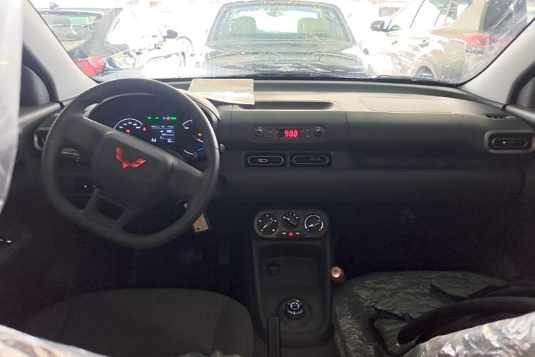 Used Wuling Hongguang New Energy 2024 All-Electric Model 300KM Practical Version Center Console