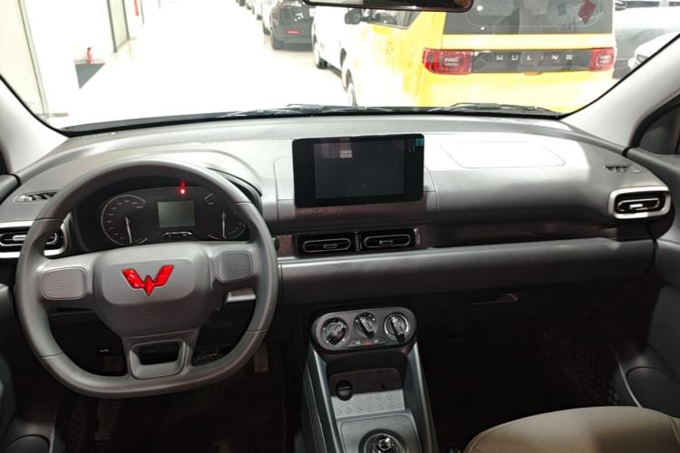 Used Wuling Hongguang New Energy 2024 All-Electric Model 300KM Practical Version Center Console