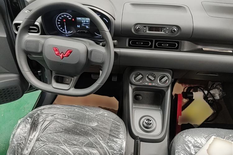 Used Wuling Hongguang New Energy 2024 All-Electric Model 300KM Practical Version Center Console