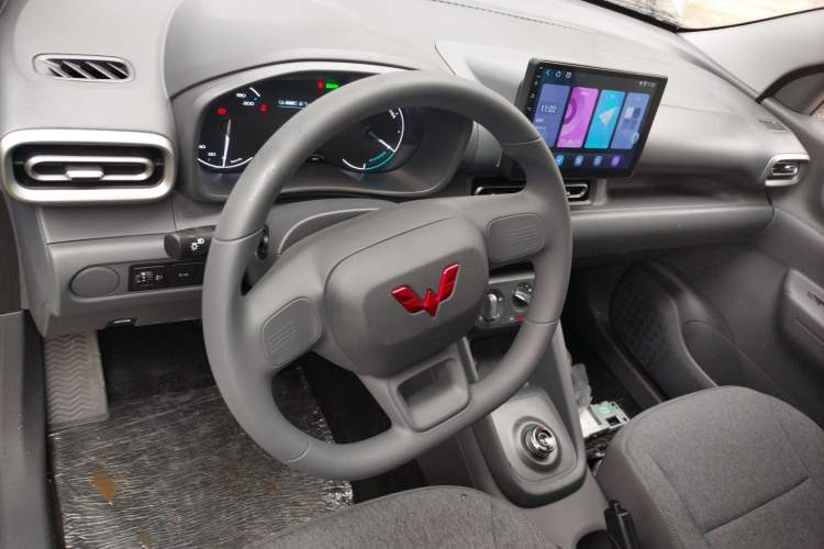 Used Wuling Hongguang New Energy 2024 All-Electric Model 300KM Practical Version Center Console