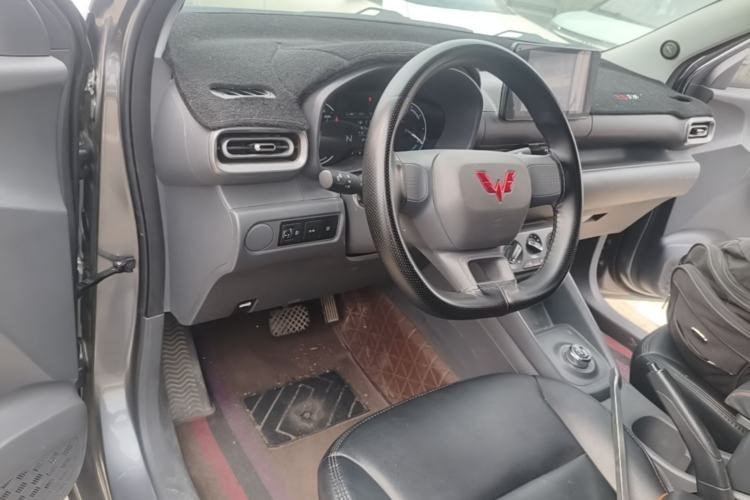 Used Wuling Hongguang New Energy 2024 All-Electric Model 300KM Standard Version Center Console