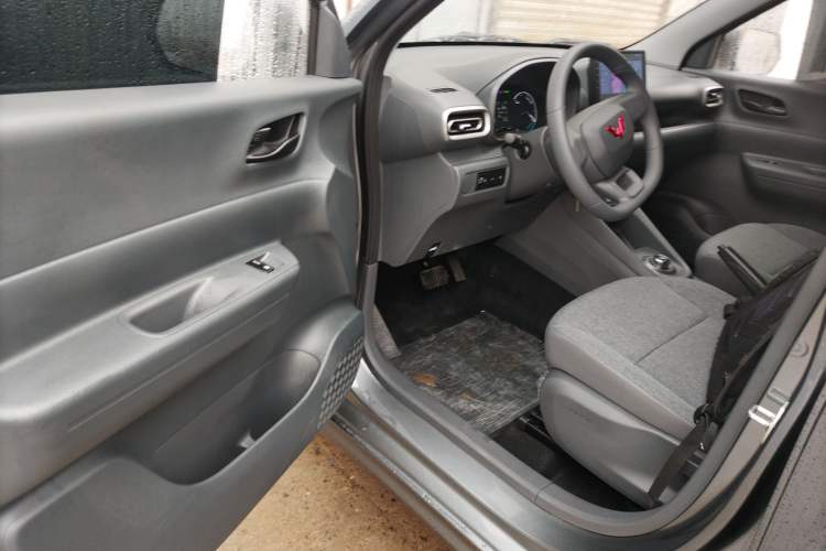 Used Wuling Hongguang New Energy 2024 All-Electric Model 300KM Practical Version Driver Seat