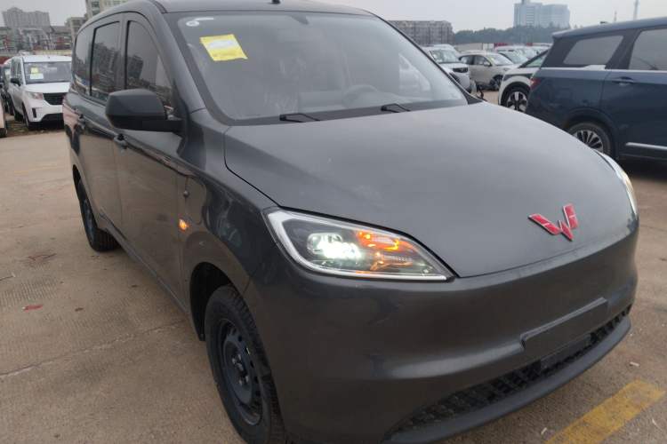 Used Wuling Hongguang New Energy 2024 All-Electric Model 300KM Standard Version Front Right 45 Deg