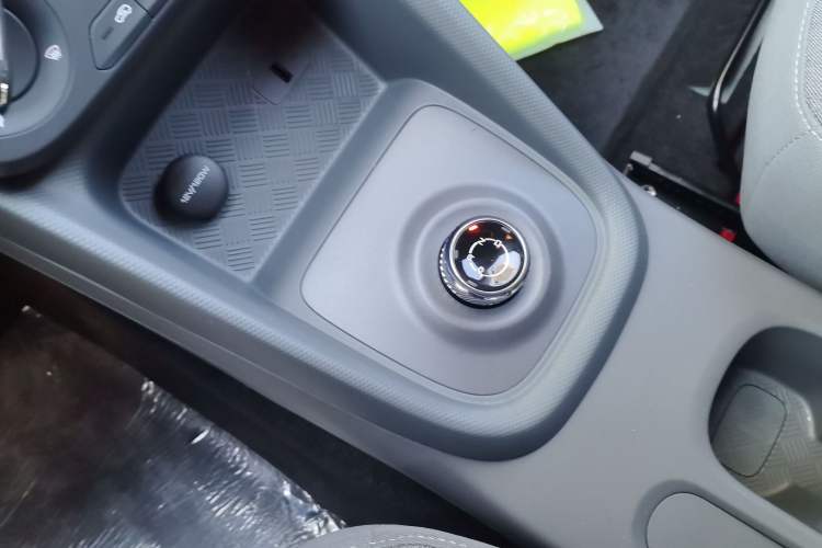 Used Wuling Hongguang New Energy 2024 All-Electric Model 300KM Standard Version Gear Lever