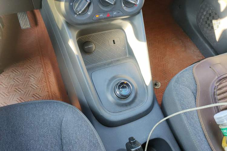 Used Wuling Hongguang New Energy 2024 All-Electric Model 300KM Standard Version Gear Lever