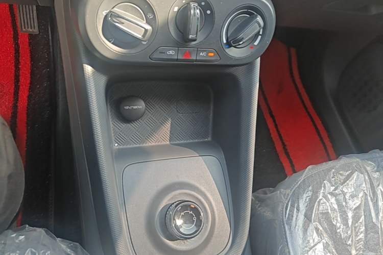 Used Wuling Hongguang New Energy 2024 All-Electric Model 300KM Standard Version Gear Lever