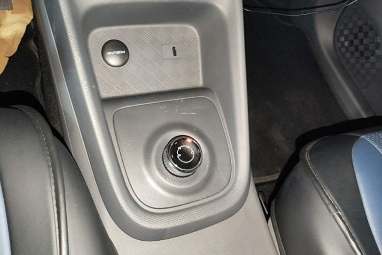 Used Wuling Hongguang New Energy 2024 All-Electric Model 300KM Standard Version Gear Lever