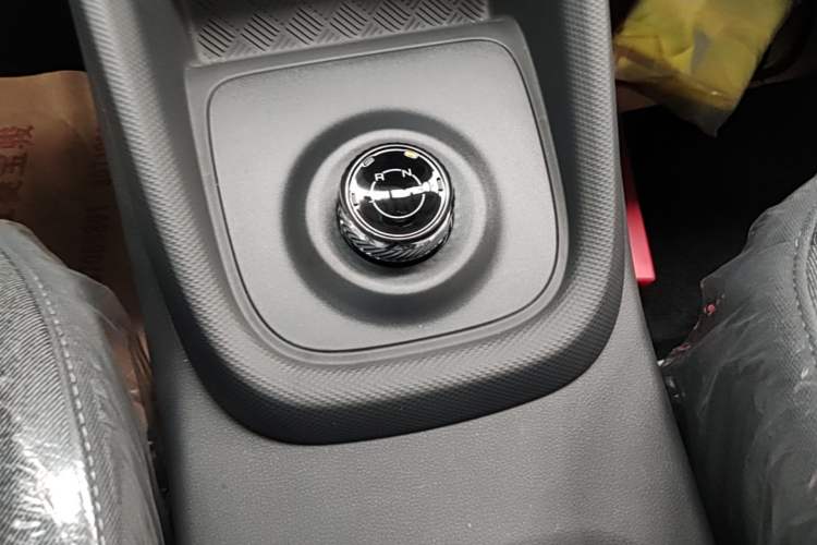 Used Wuling Hongguang New Energy 2024 All-Electric Model 300KM Practical Version Gear Lever