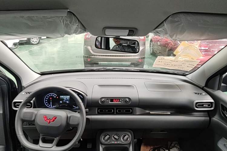 Used Wuling Hongguang New Energy 2024 All-Electric Model 300KM Practical Version Headliner