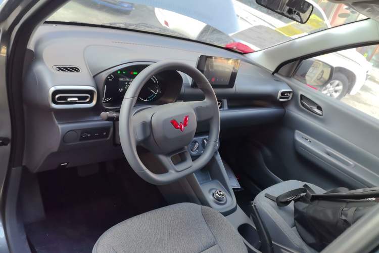 Used Wuling Hongguang New Energy 2024 All-Electric Model 300KM Standard Version Interior 2