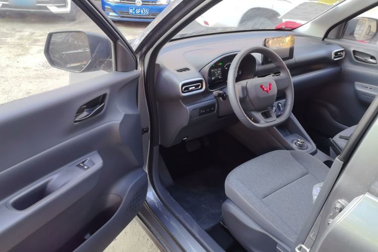 Used Wuling Hongguang New Energy 2024 All-Electric Model 300KM Standard Version Interior 3