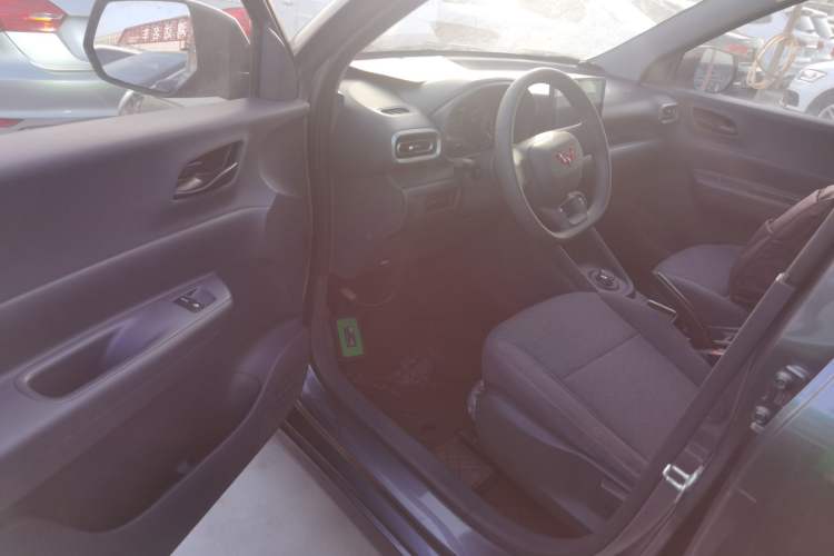 Used Wuling Hongguang New Energy 2024 All-Electric Model 300KM Practical Version Interior 3