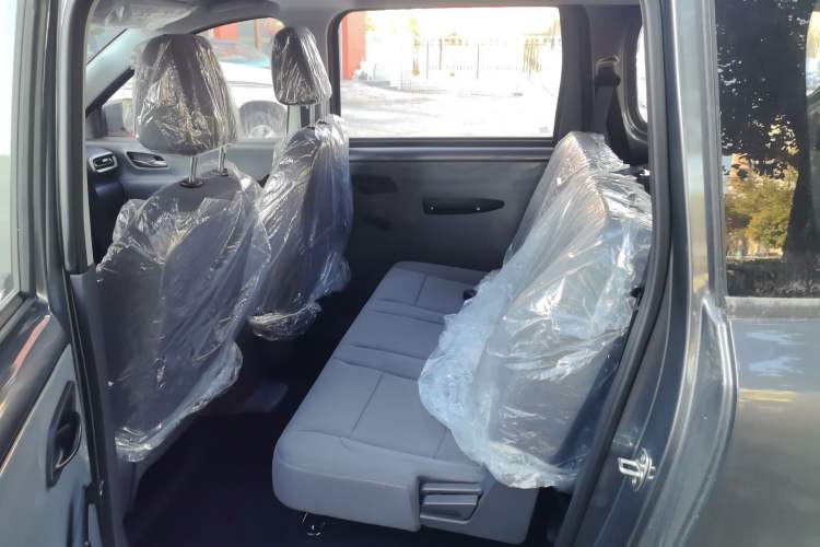 Used Wuling Hongguang New Energy 2024 All-Electric Model 300KM Standard Version Interior 4