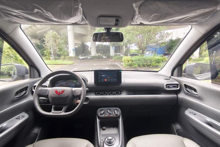 Used Wuling Hongguang New Energy 2024 All-Electric Model 300KM Practical Version Interior 4