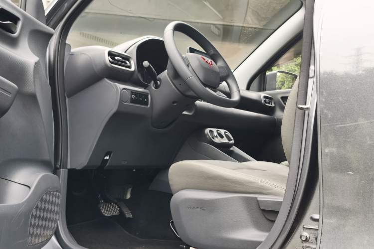 Used Wuling Hongguang New Energy 2024 All-Electric Model 300KM Practical Version Interior 5