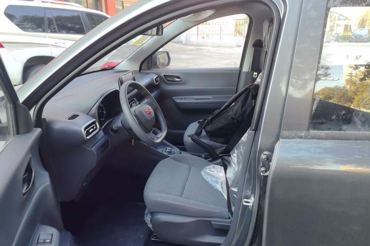 Used Wuling Hongguang New Energy 2024 All-Electric Model 300KM Standard Version Left Front Seat