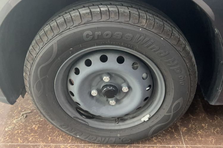 Used Wuling Hongguang New Energy 2024 All-Electric Model 300KM Standard Version Left Front Wheel Hub