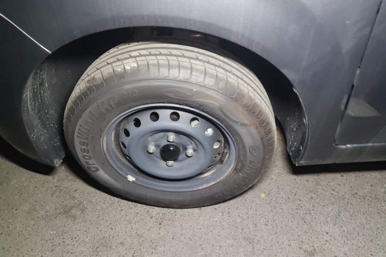 Used Wuling Hongguang New Energy 2024 All-Electric Model 300KM Practical Version Left Front Wheel Hub