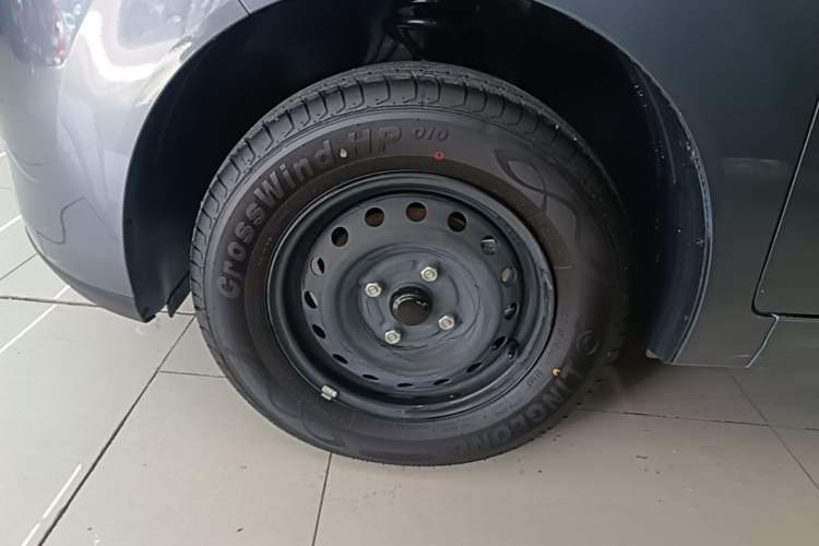 Used Wuling Hongguang New Energy 2024 All-Electric Model 300KM Practical Version Left Front Wheel Hub