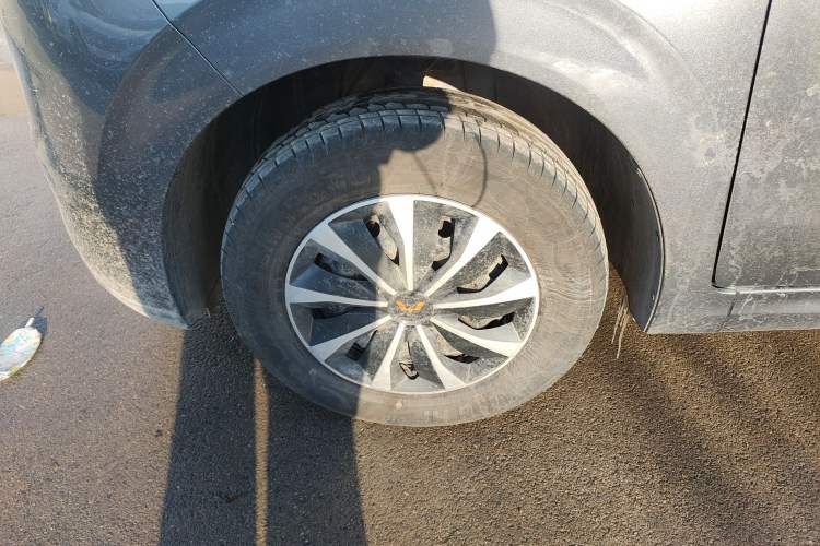 Used Wuling Hongguang New Energy 2024 All-Electric Model 300KM Standard Version Left Front Wheel Hub