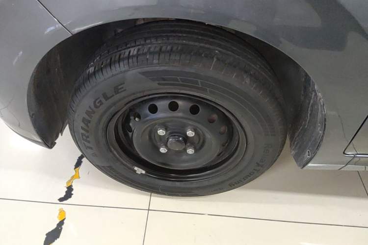 Used Wuling Hongguang New Energy 2024 All-Electric Model 300KM Standard Version Left Front Wheel Hub