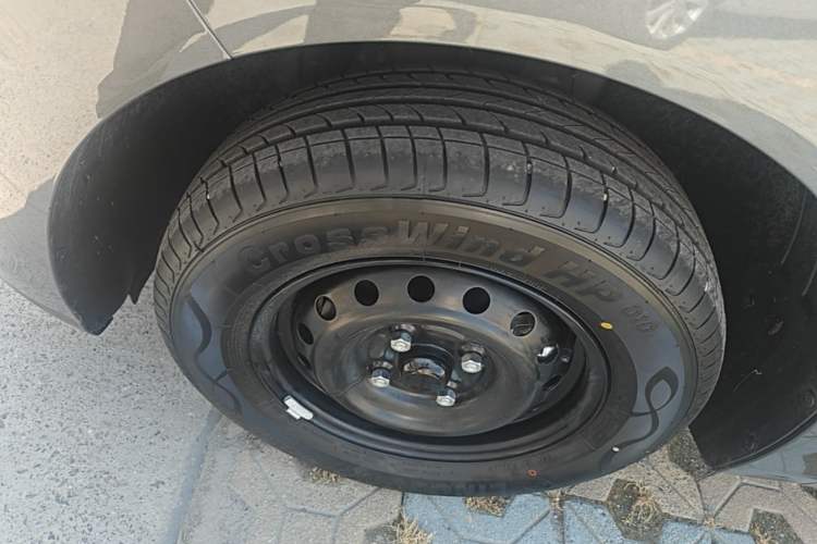 Used Wuling Hongguang New Energy 2024 All-Electric Model 300KM Standard Version Left Front Wheel Hub