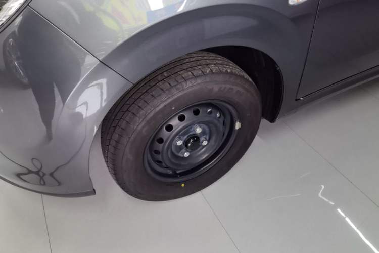 Used Wuling Hongguang New Energy 2024 All-Electric Model 300KM Standard Version Left Front Wheel Hub