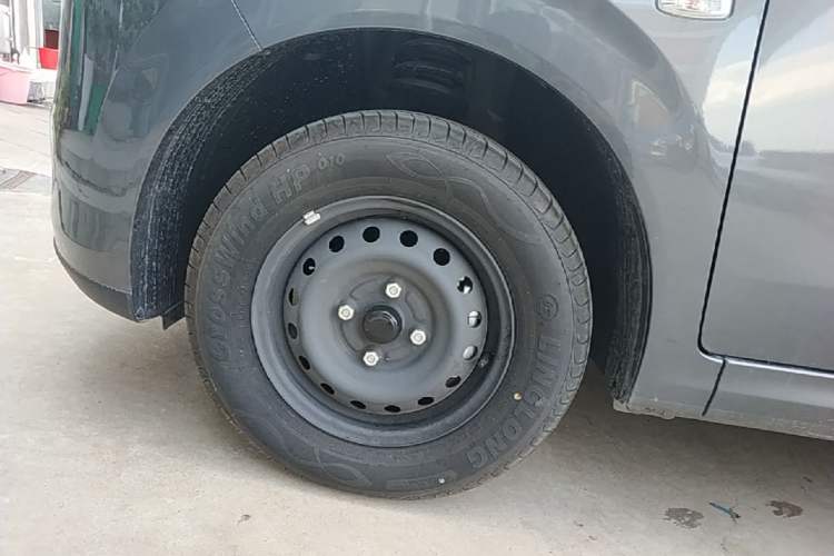 Used Wuling Hongguang New Energy 2024 All-Electric Model 300KM Standard Version Left Front Wheel Hub