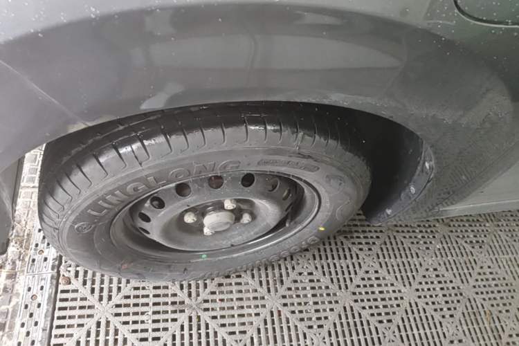 Used Wuling Hongguang New Energy 2024 All-Electric Model 300KM Practical Version Left Front Wheel Hub