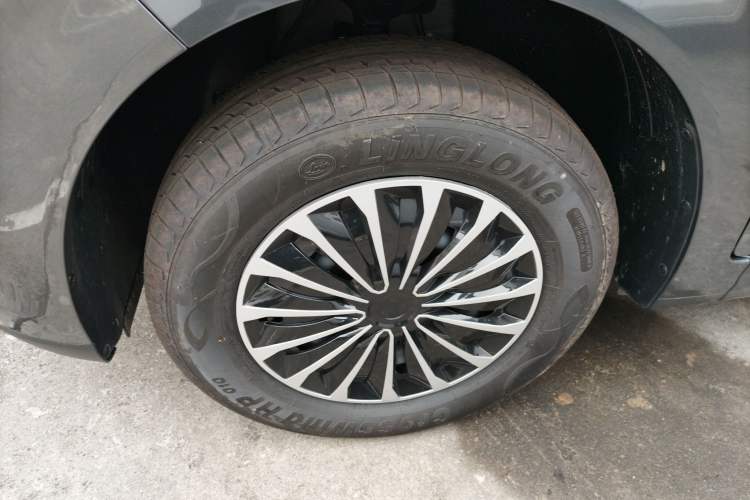 Used Wuling Hongguang New Energy 2024 All-Electric Model 300KM Standard Version Left Front Wheel Hub