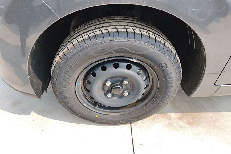 Used Wuling Hongguang New Energy 2024 All-Electric Model 300KM Standard Version Left Front Wheel Hub